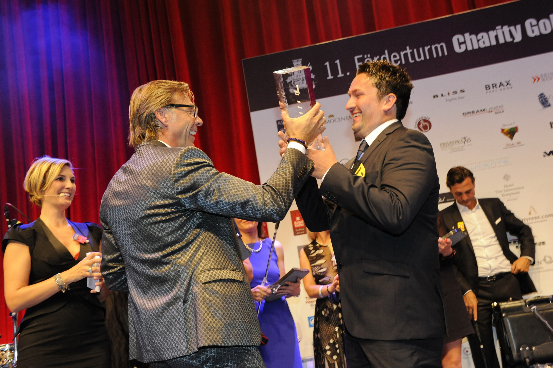 Peter Plaß übergibt den Pokal an den Bruttosieger Roy Velthuis